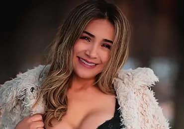 professional photoshot on the snow with a latin woman