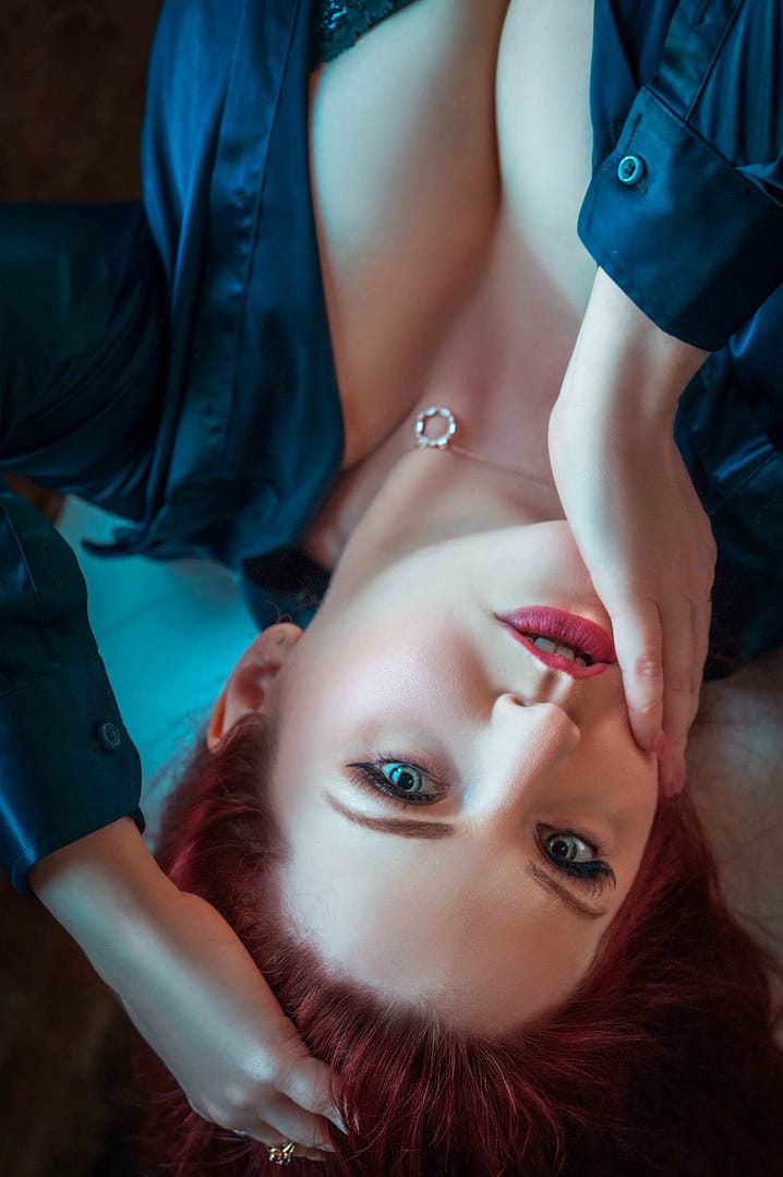 Empowering boudoir portrait of a red-haired woman in satin shirt — intimate and confident photography by Nickolaus21 Chicago | Retrato boudoir empoderador de mujer pelirroja con camisa de satén — fotografía íntima y elegante por Nickolaus21 Chicago
